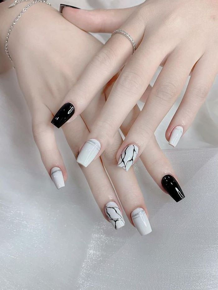 Add highlights with black and white nails
