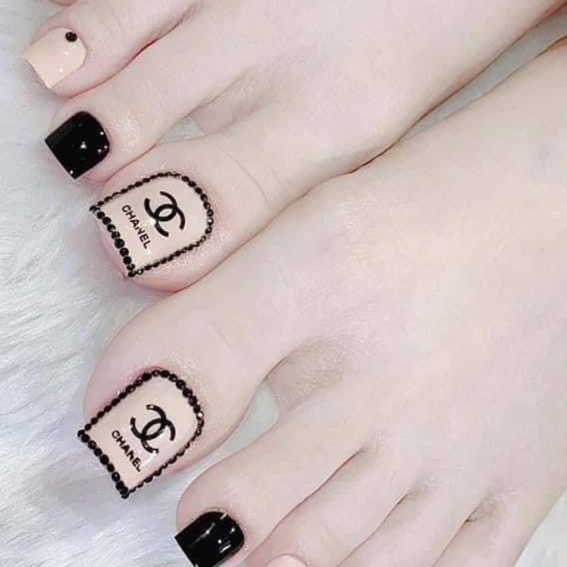 Elegant chanel-inspired nail designs — design 5