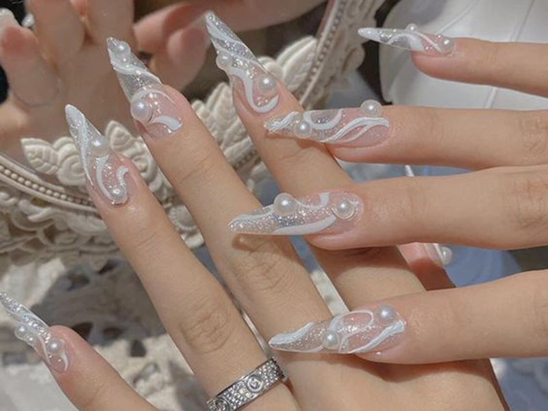 Một chút sang trọng, một chút quý phái, và đầy đủ sự lấp lánh với bộ nail đính ngọc trai này. 💅💎
