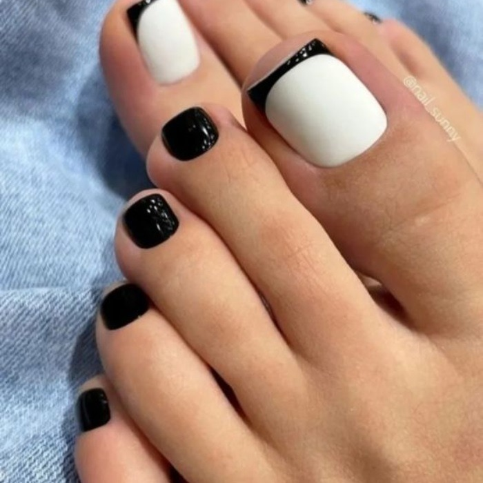 Black toenails combine a white toe with a black tip