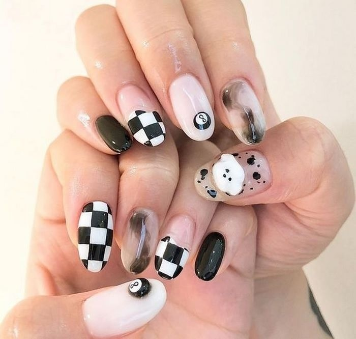 Simple nails, can draw many patterns for her to choose from