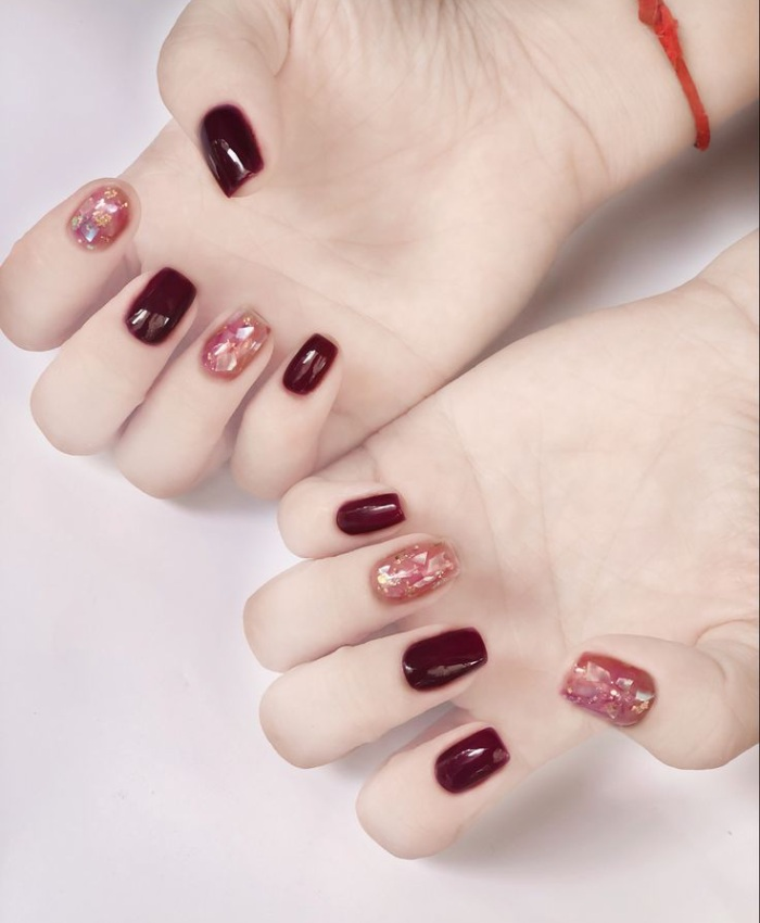 Mẫu nail đỏ tráng gương tinh tế nhẹ nhàng giúp tôn da trắng