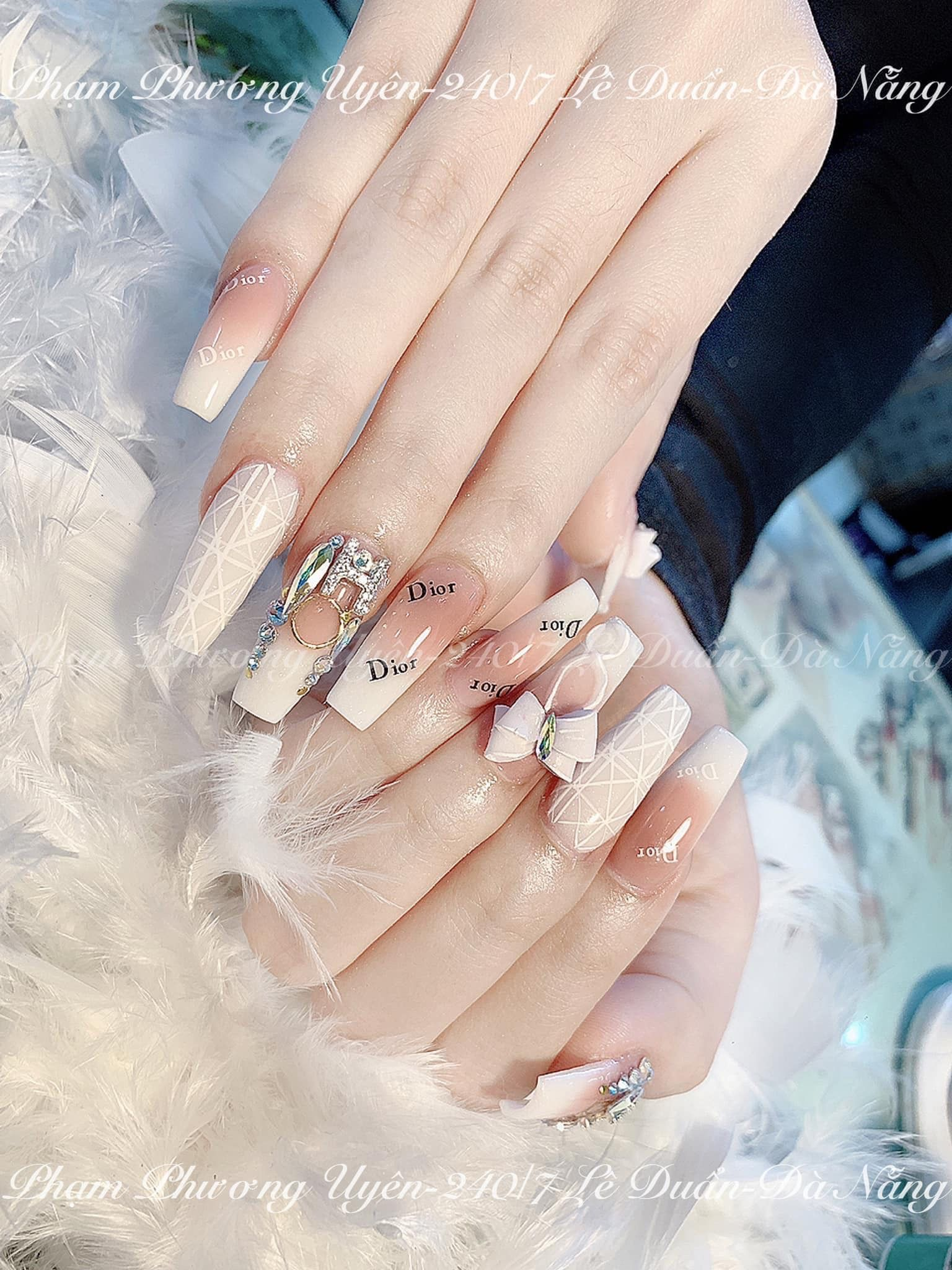 Thể hiện sự tự tin và quyến rũ với những mẫu móng tay Dior độc đáo, là điểm nhấn hoàn hảo cho phong cách của bạn