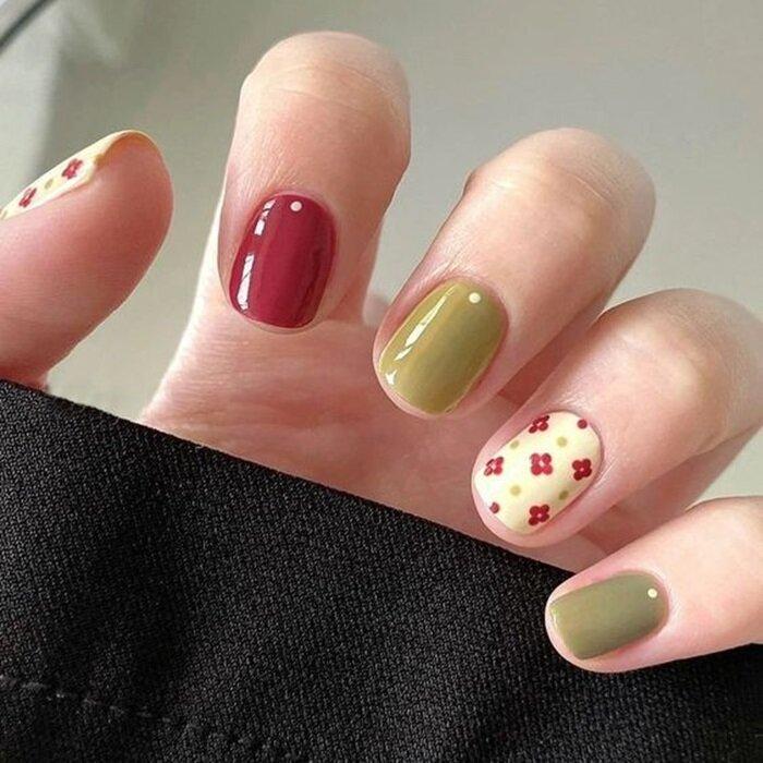 Nail hoa tết với họa tiết bông hoa nhí đầy xinh xắn