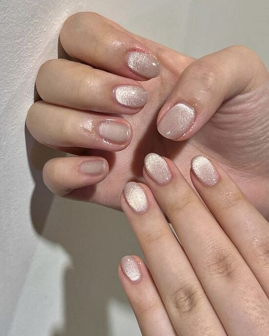 Một trong những kiểu nail nổi bật là nail bài , những đường nét tinh tế và độc đáo tạo ra một diện mạo mới lạ cho đôi bàn tay.