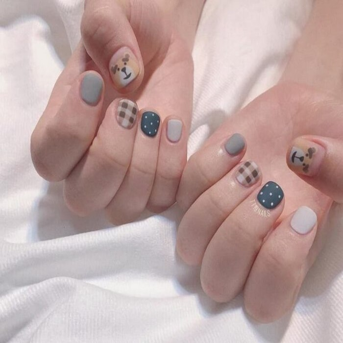Short nails with many colors and different patterns