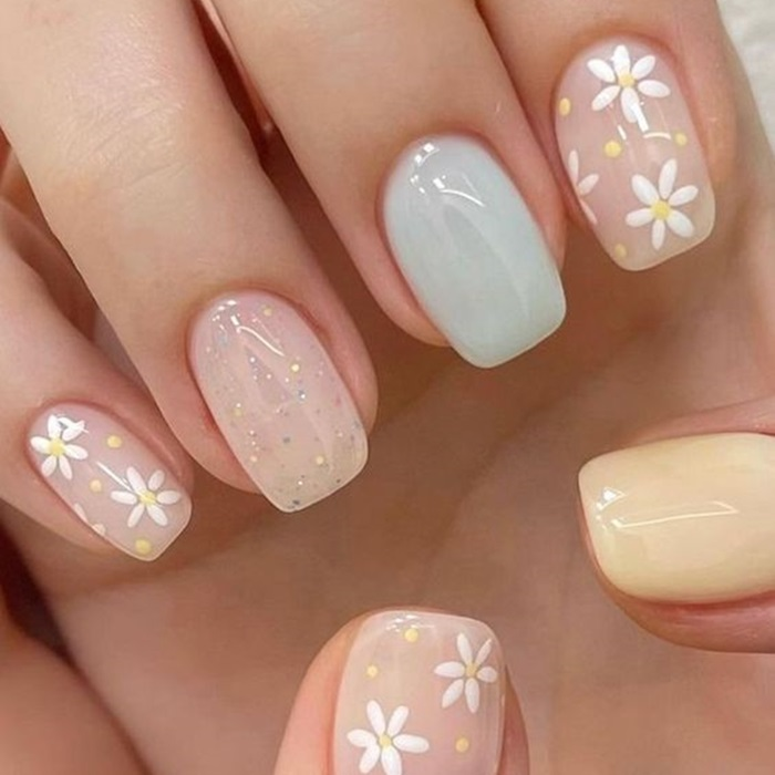 Vẽ nail hoa cúc đơn giản nhưng vẫn xinh xắn cho nàng tham khảo