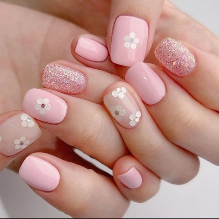 Mẫu nail hoa kết hợp cùng điểm nhấn kim tuyến lấp lánh cho đôi tay nàng