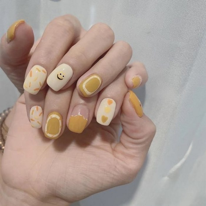 Eye-catching short yellow nails