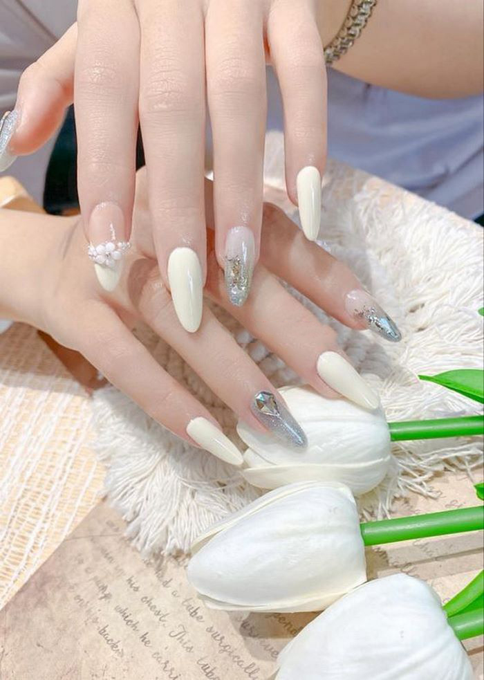 Combine nail tips with mirror polish and highlight charms