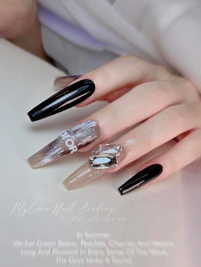 Suggestions for beautiful black nails with extremely luxurious stones