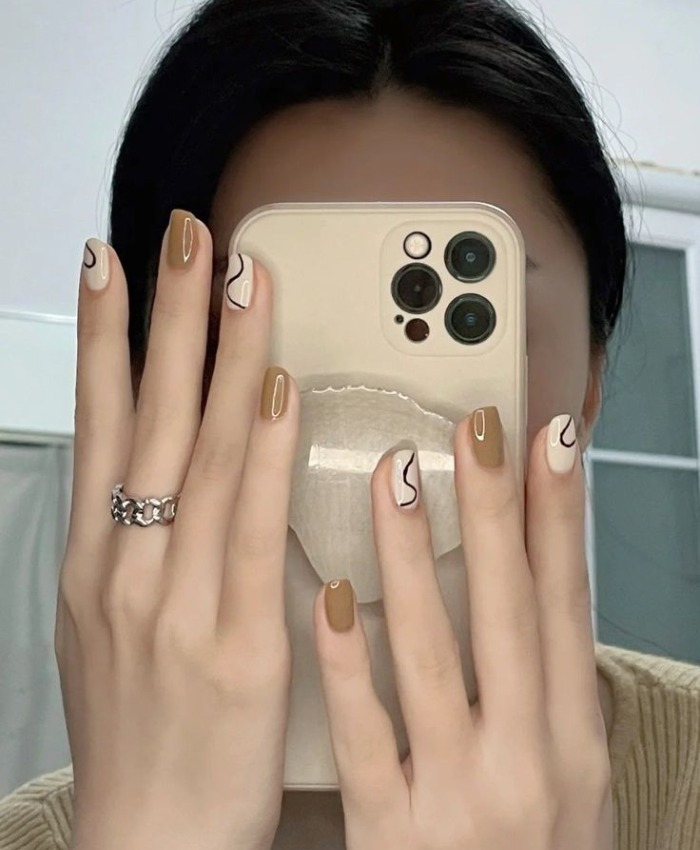 Phối nâu nhạt và trắng tạo nên mẫu nail dành cho nàng da ngăm