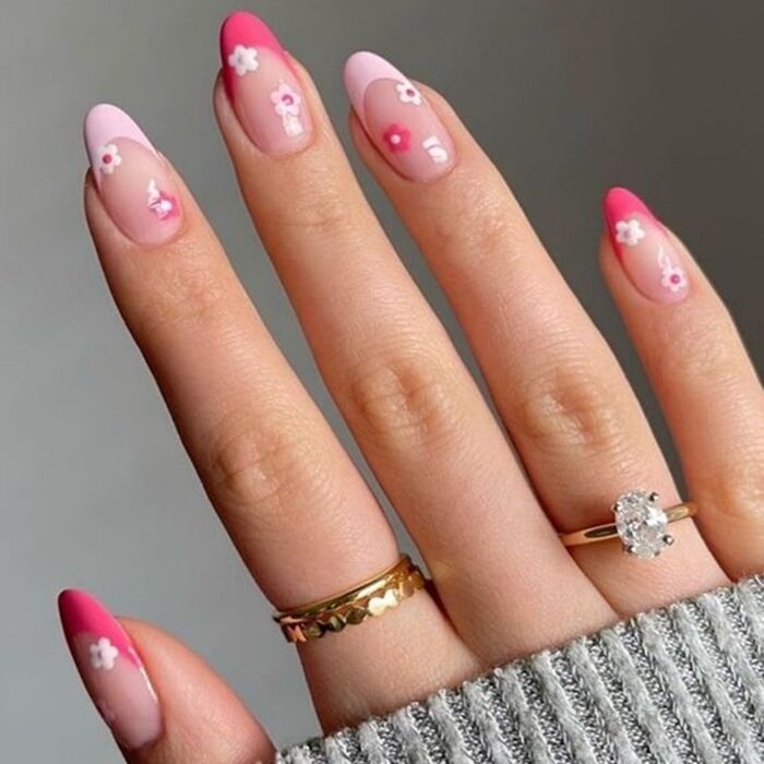 Nail hoa đơn giản với sự kết hợp giữa nhiều tone màu hồng đậm, nhạt