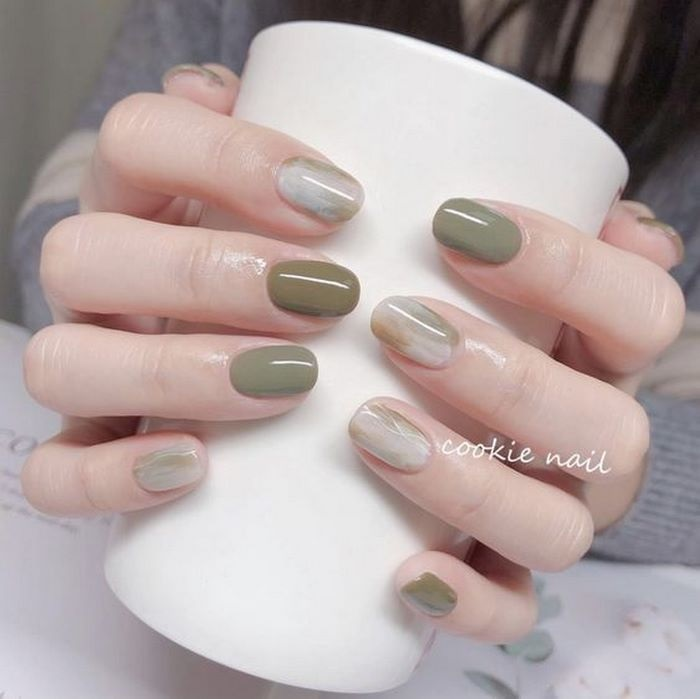 石模様のアボカドグリーンネイル
