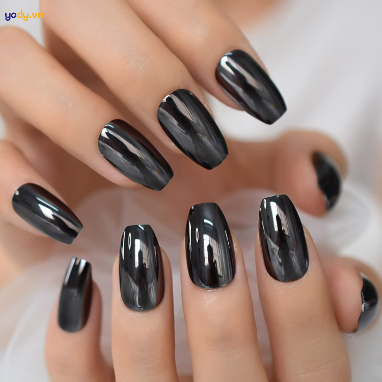 Sparkle style with this silver nail set! ๐
๐ #SilverNail Set