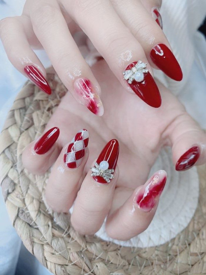 Round nail design with red and white combination