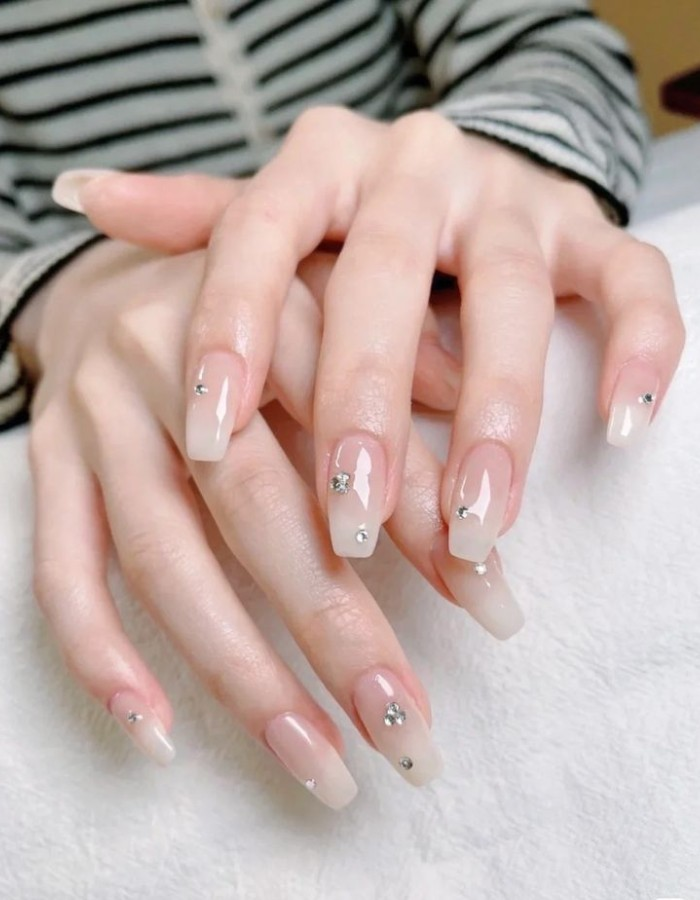 Simple rhinestone polish pattern with stones for medium nails