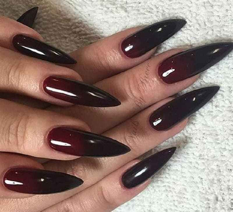 Một cảm giác mới lạ và phóng khoáng, nhưng vẫn rất cổ điển – móng tay đỏ đen là lựa chọn không thể sai