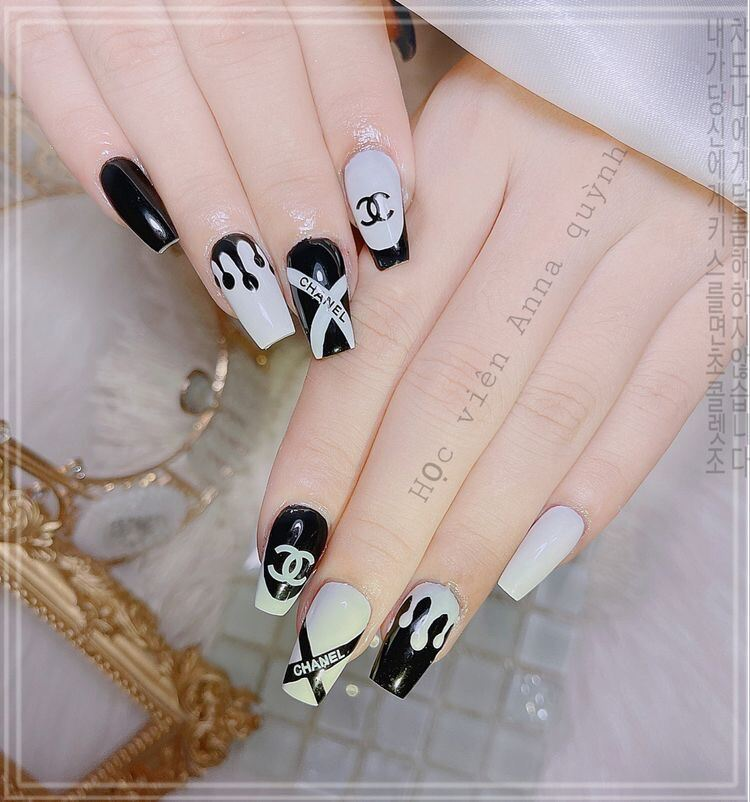 Elegant chanel-inspired nail designs — design 9