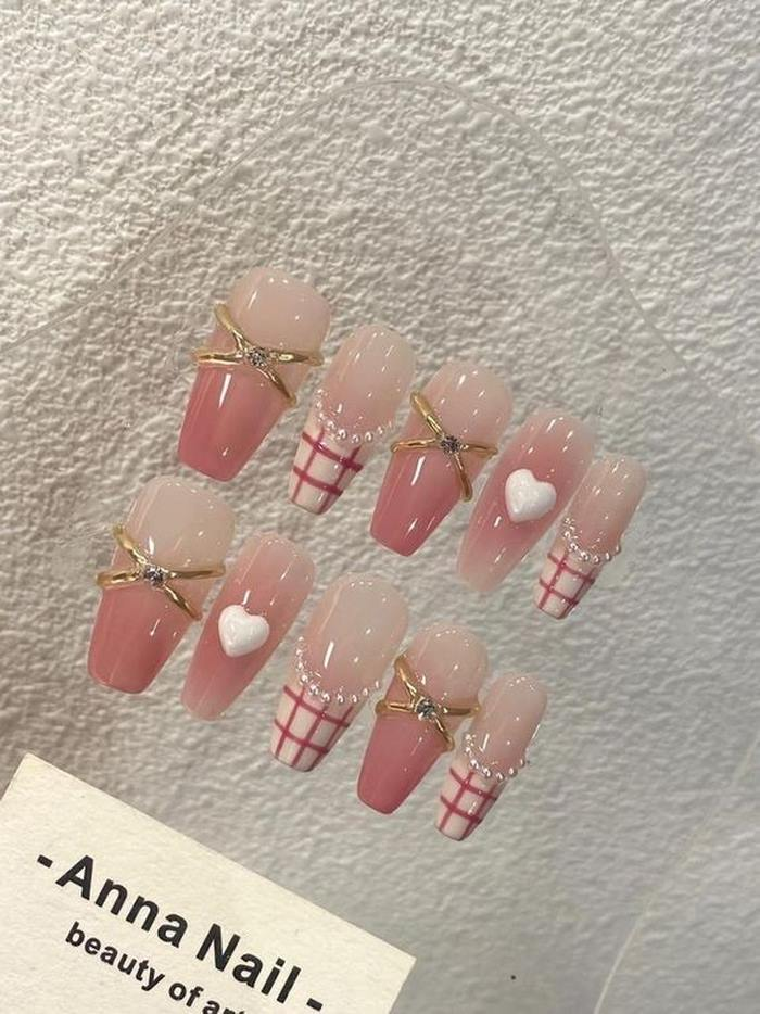 Pink rhinestone nail box with rhinestones is convenient for her