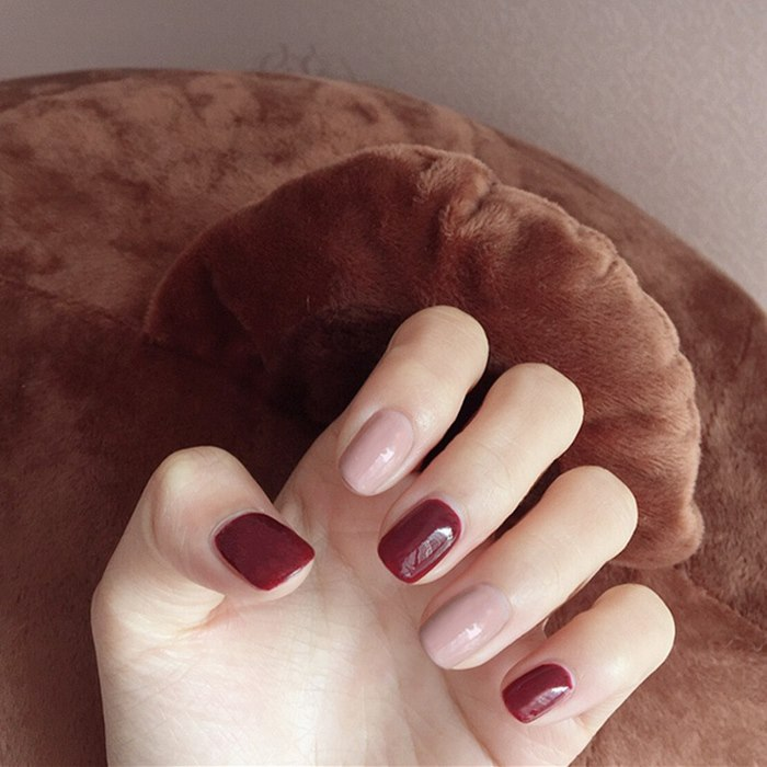 Round nail form combined with red and pink