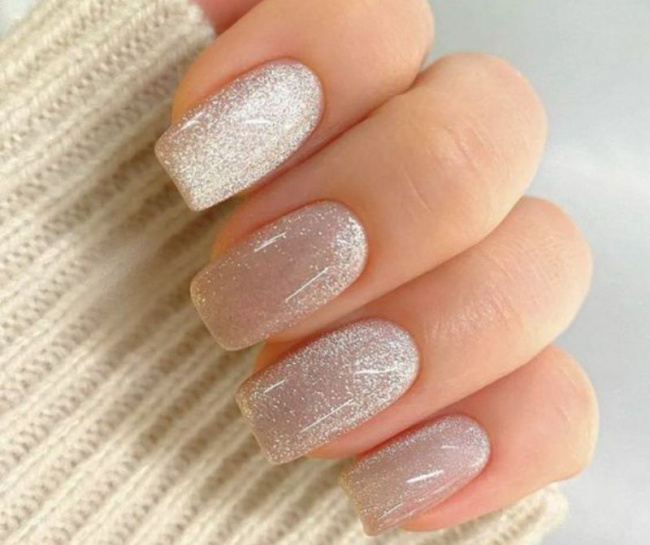 Enter the world of luxury with these silver nails! ๐๐
#SilverNails