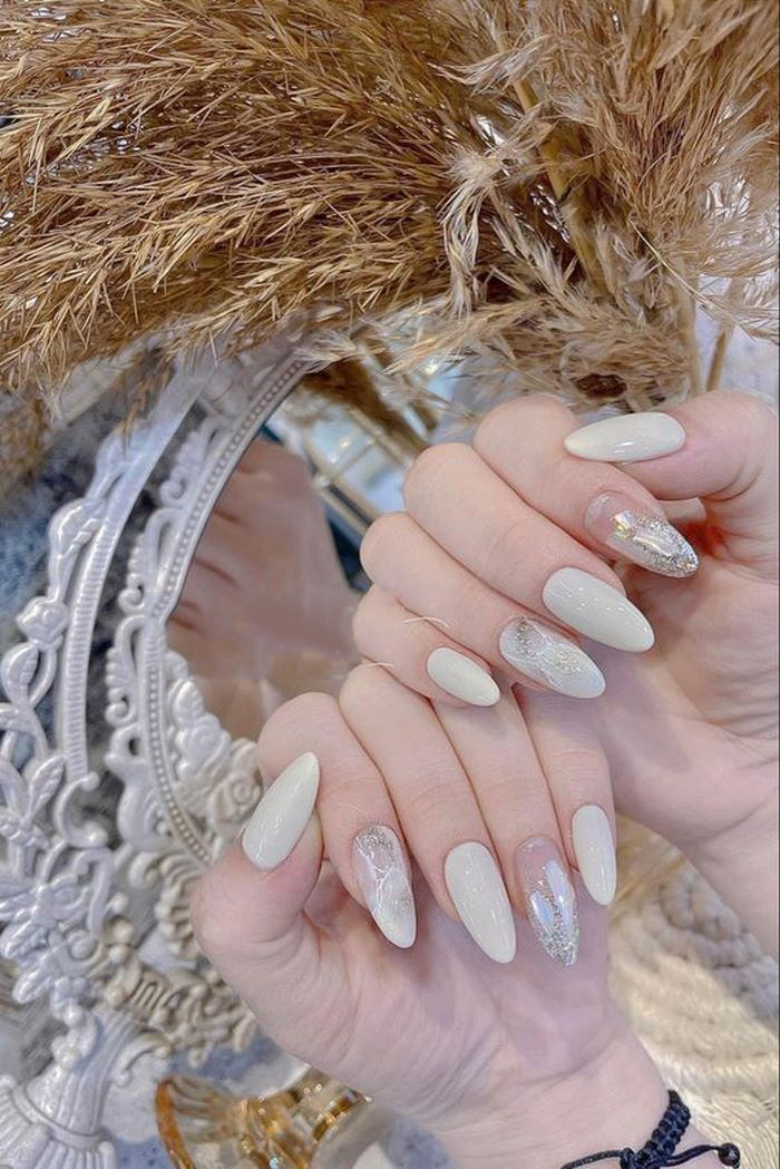 Suggest the most beautiful nail colors for her to apply