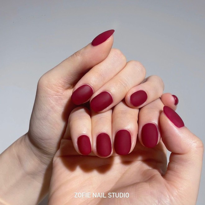 Bước vào thế giới của sự đối lập tuyệt vời với nail đỏ đen, nơi mà mọi biểu cảm được thể hiện qua màu sắc