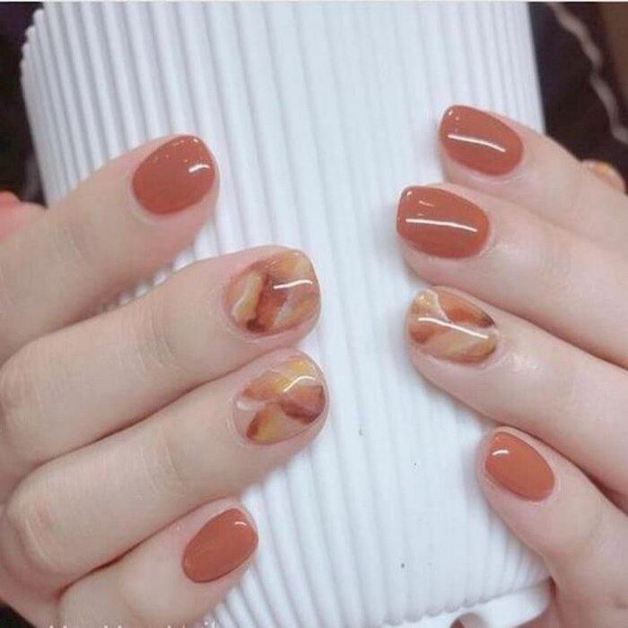 Extremely beautiful pink-orange short nail design with color combination