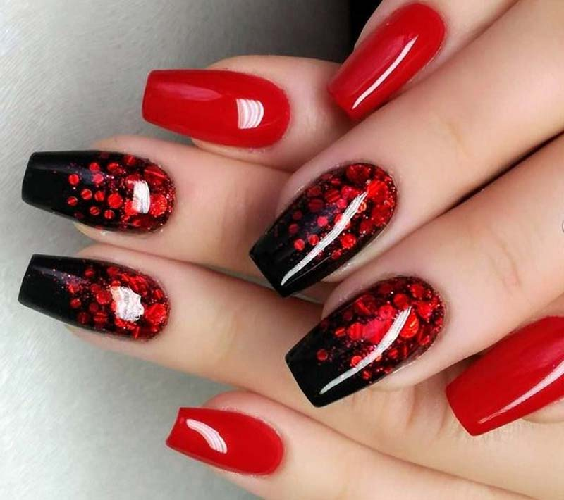 Sự hòa quyện tinh tế giữa nail đỏ và đen, tạo nên một phong cách không thể cưỡng lại