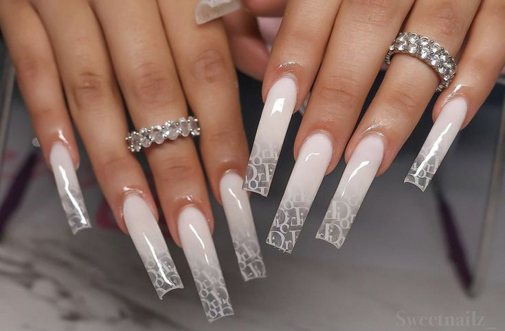 Nail Dior không chỉ là một sản phẩm mỹ phẩm mà còn là một biểu tượng của phong cách và đẳng cấp