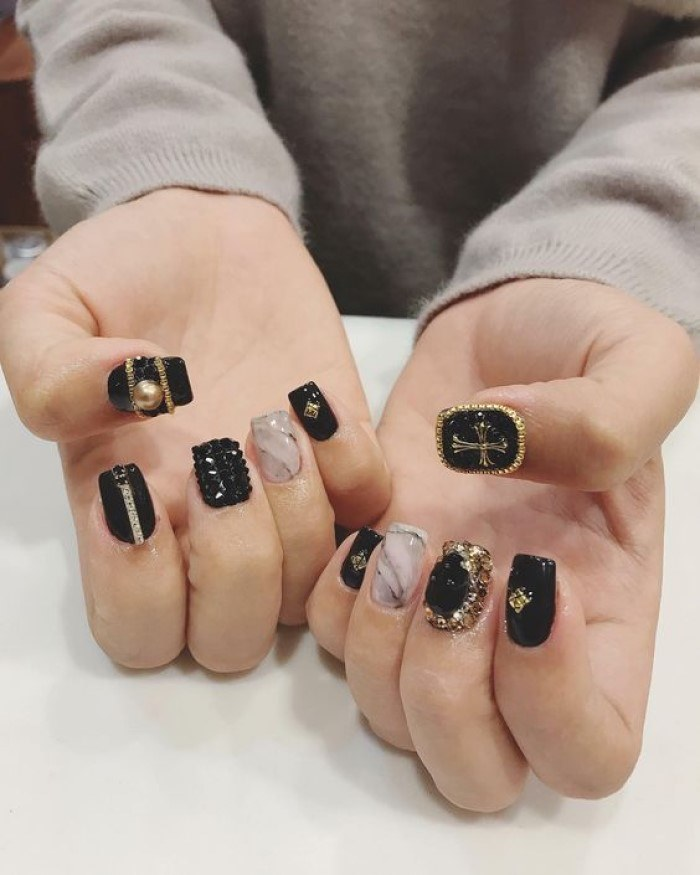 Suggested black and white nail designs with pointed form