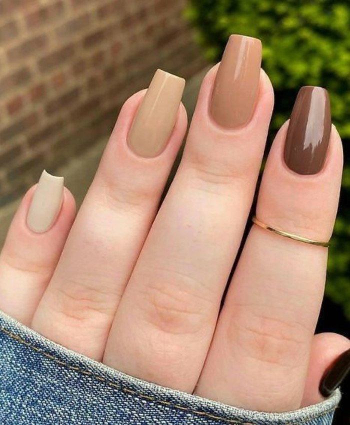 Mẫu nail với tông nâu đậm nhạt đơn giản nhưng ấn tượng
