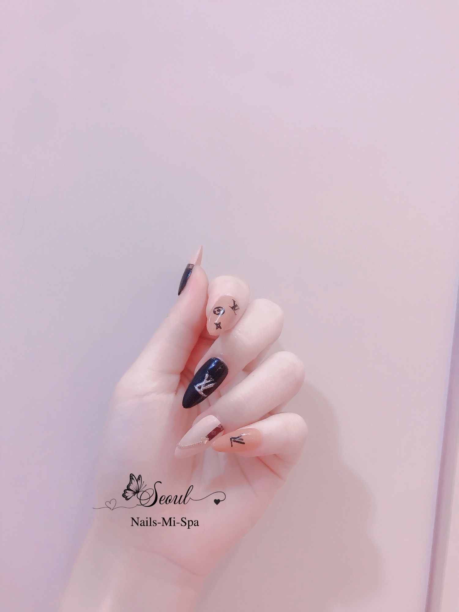 Kết hợp vẻ đẹp của bạn với phong cách thương hiệu vượt thời gian của Louis Vuitton qua Nail LV