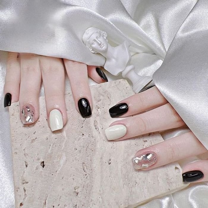 Neutral color tones are suitable for many skin tones