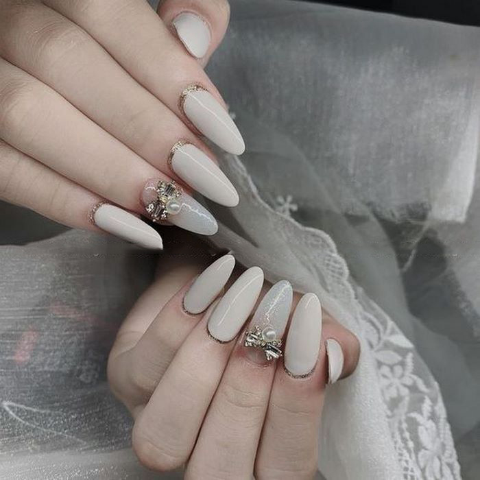 Knowing how to combine charms makes your nail set much more luxurious
