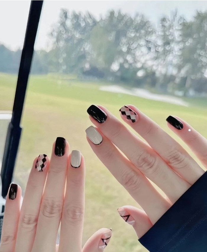 Nail trắng đen đối lập giúp tôn làn da