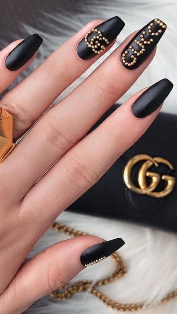Luxurious black nail design