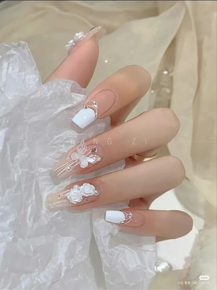 Beautiful bride's nails in white motifs