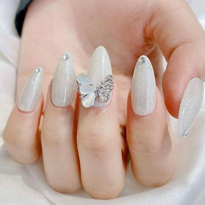 White nails with glitter are also suitable for brides