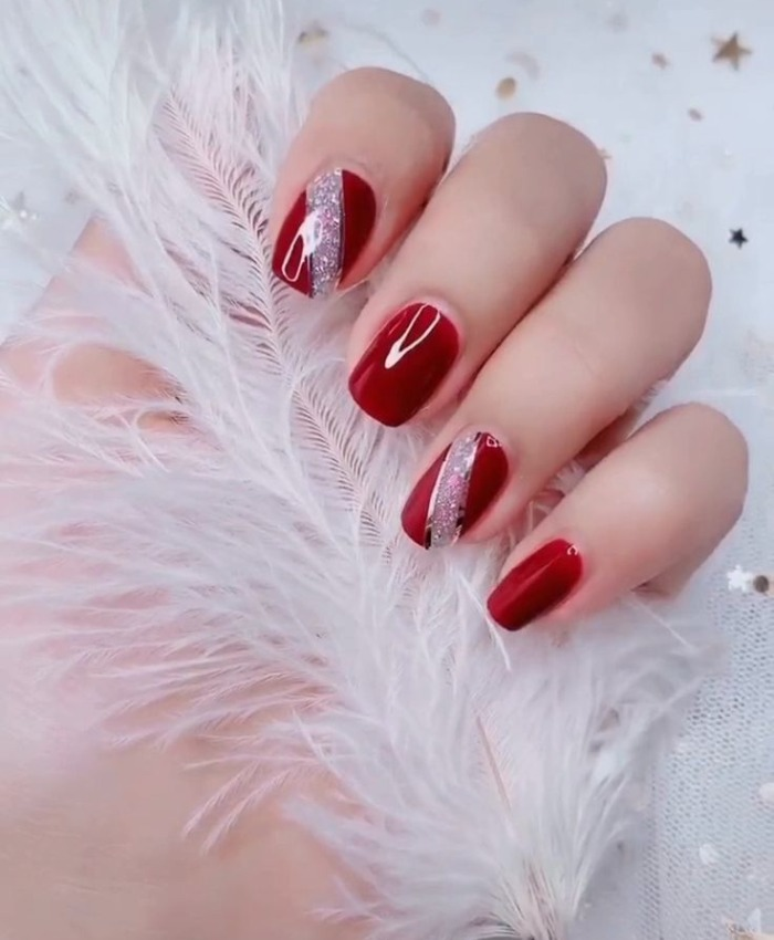 Mẫu nail đỏ kết hợp kim tuyến giúp đôi tay thêm lấp lánh