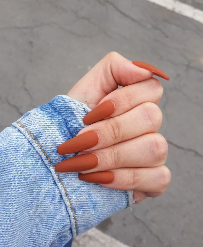 Nail màu cam đất đơn giản nhưng tinh tế
