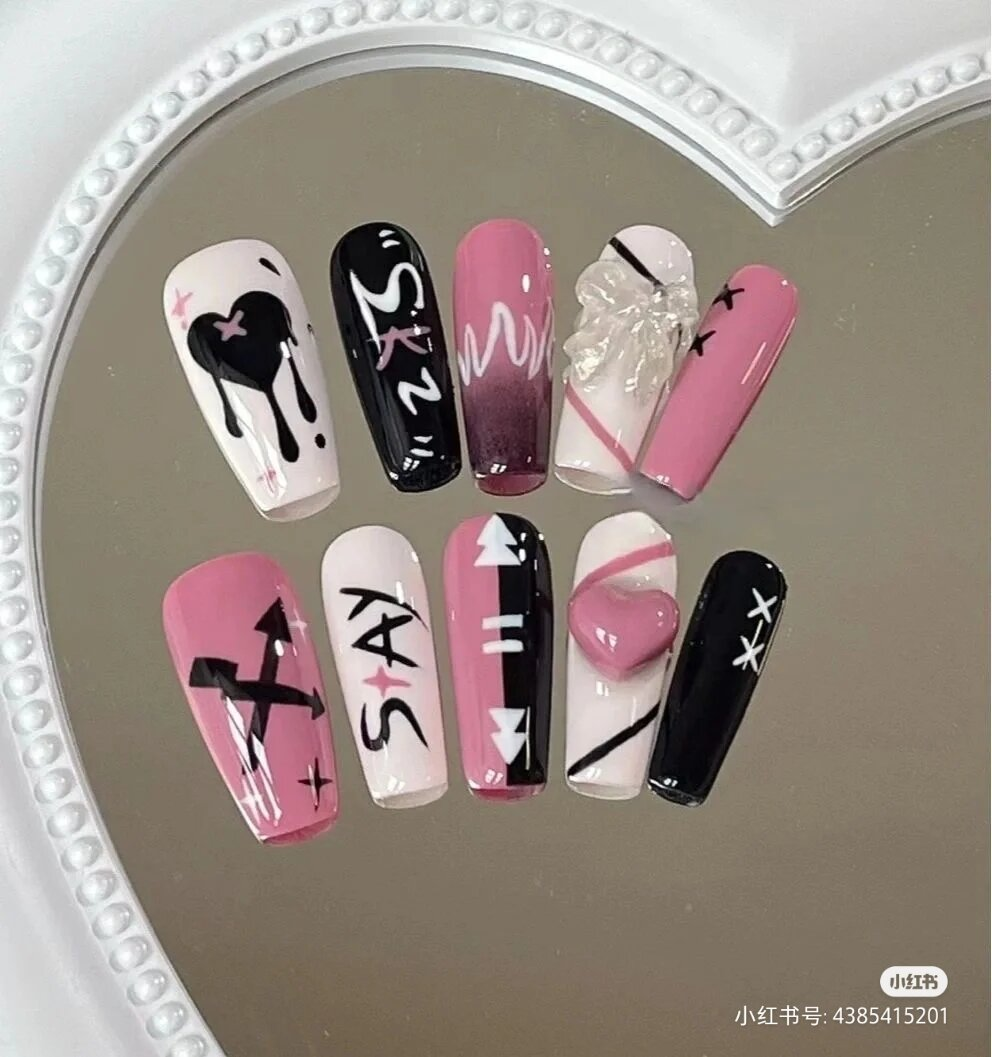 細部まで丁寧に仕上げられたBlackpinkのネイルデザインの輝く美しさに浸ってください。