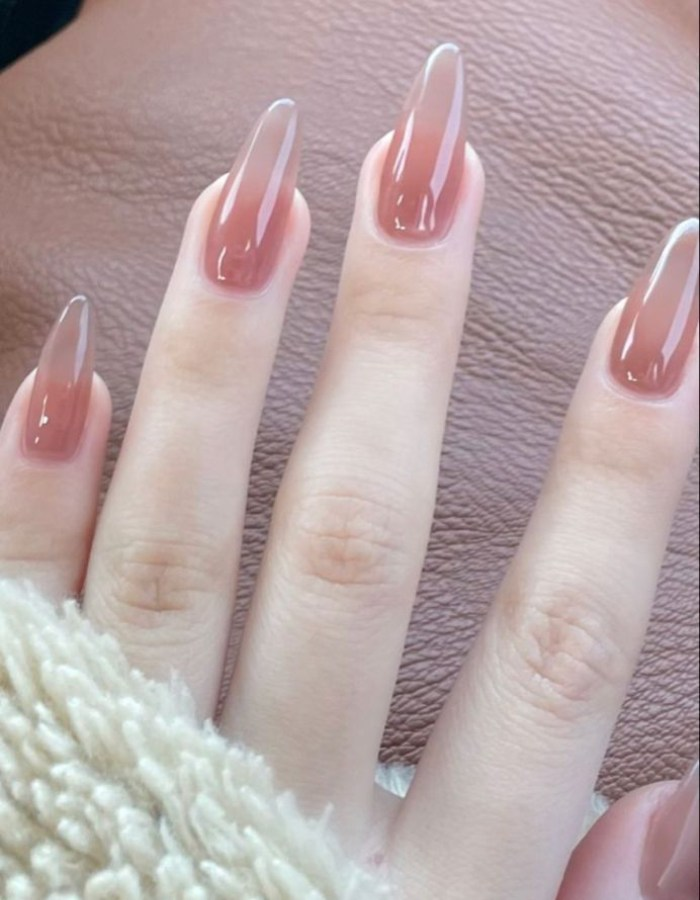 Long orange ombre jelly gel polish model is simple but luxurious