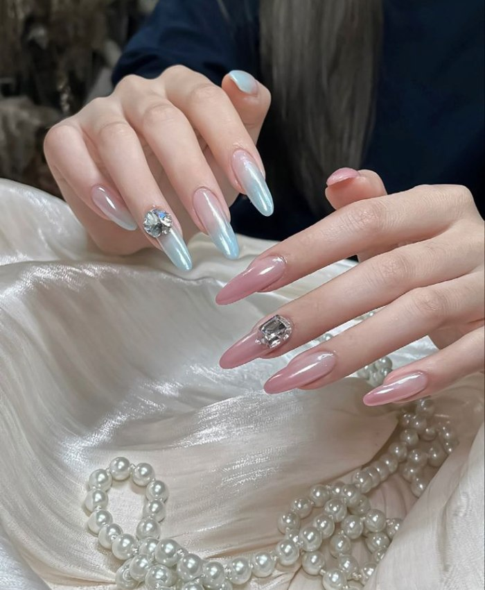 Tay đen nên sơn màu gì? Mix màu móng dài đính đá nhẹ nhàng cho da ngăm