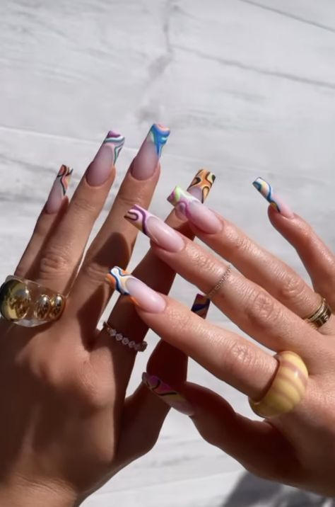 Khám phá bí mật đằng sau vẻ đẹp đầy cuốn hút của các mẫu nail Kylie Jenner