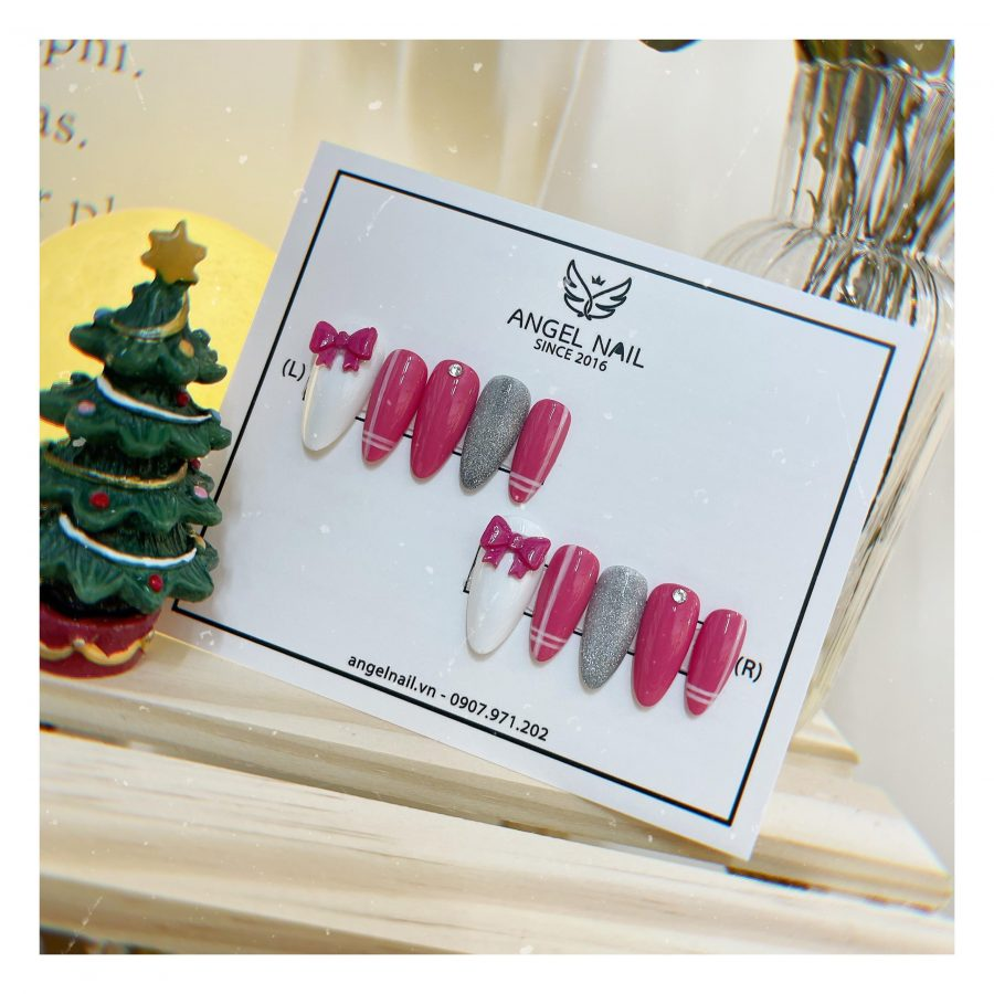 Immerse yourself in sparkle and glamor with impressive and luxurious nail designs