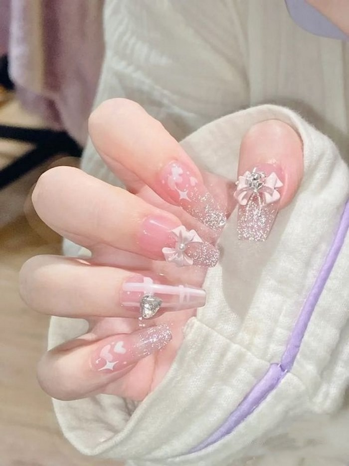 Using bow charms gives your nails the most ladylike effect