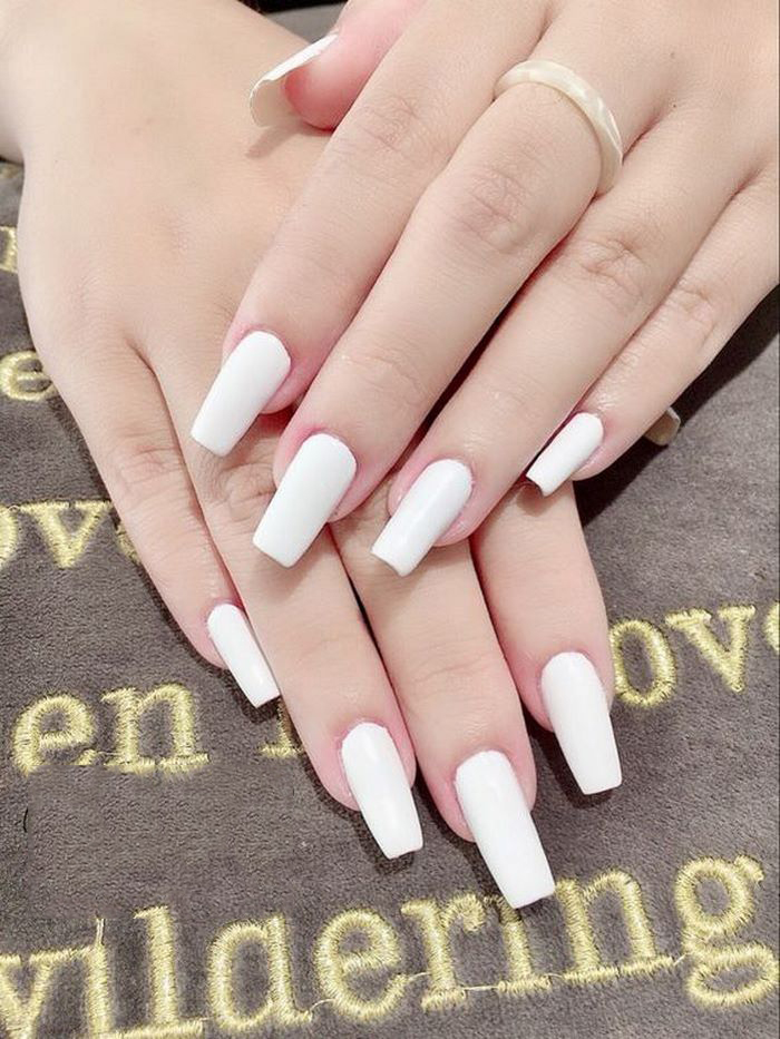 Bold white nails are super simple, suitable for many professions
