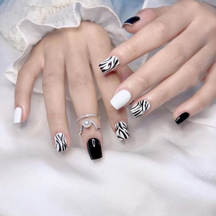 Interesting zebra nail color, combining 2 color tones in the coolest way